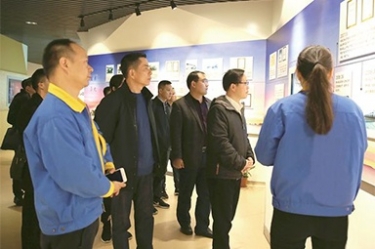 貴州省黔東南州委常委、榕江縣縣委書(shū)記賀代宏一行到公司參觀學(xué)習(xí)考察